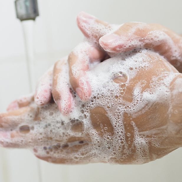 Nahaufnahme von Händen, die mit Seife gewaschen werden