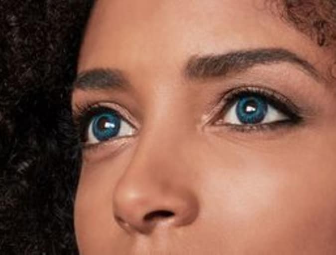 Nahaufnahme eines Gesichts mit blauen Farblinsen