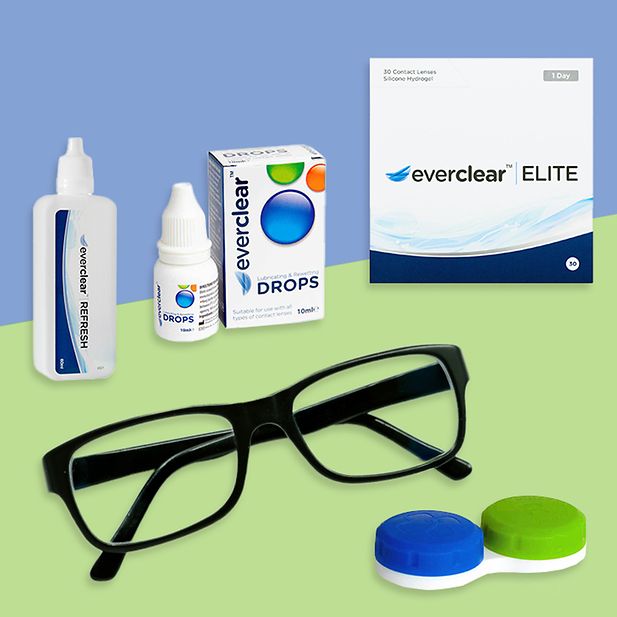 Aussicht vom Flugzeugfenster auf eine Flugzeugtragfläche und Wolken