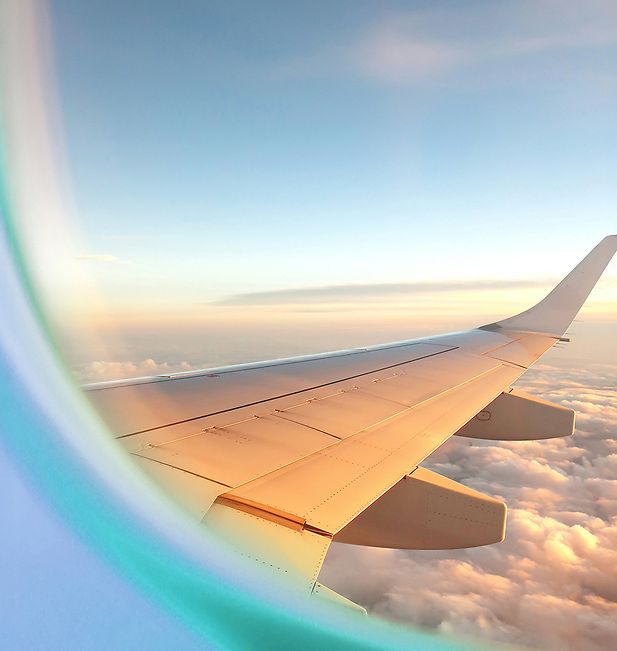 Flugzeug am blauen Himmel mit Wolken