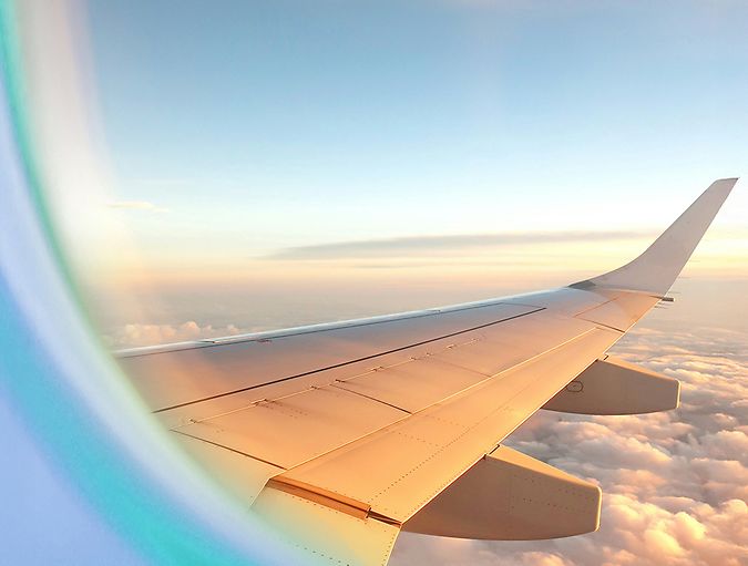 Flugzeug am blauen Himmel mit Wolken