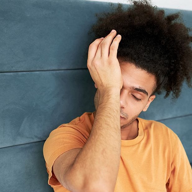 Mann füllt Kontaktlinsenbehälter mit Flüssigkeit 